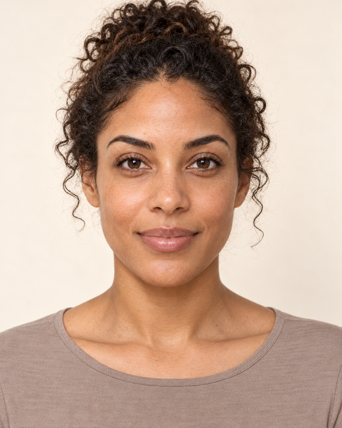 Visage de face pour illustrer les zones à observer : peau grasse (mixte à grasse)