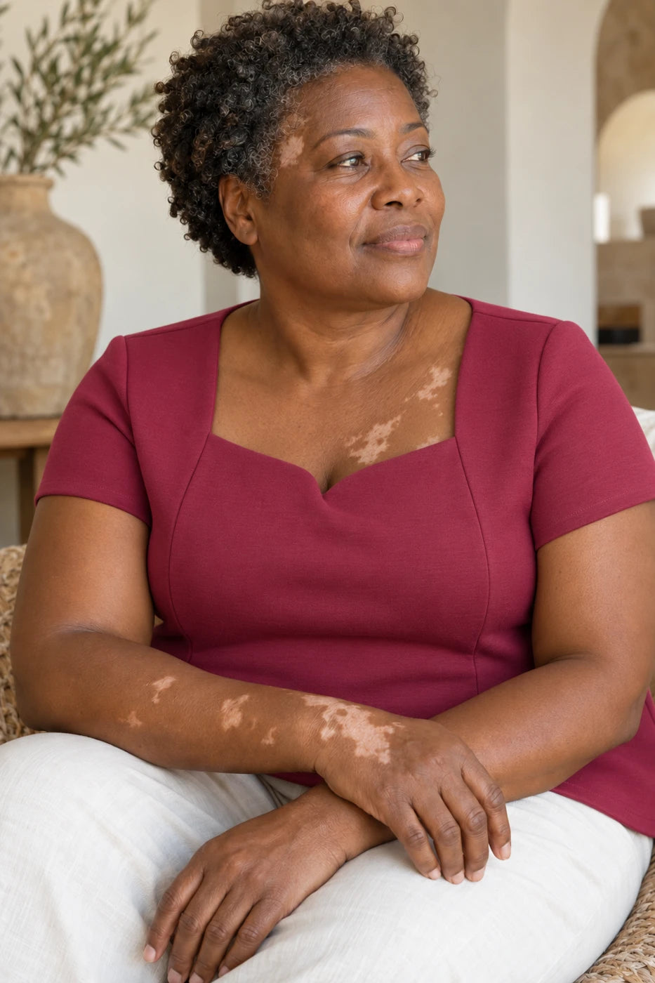 Portrait illustratif avec zones plus claires sur le décolleté, les mains et les bras